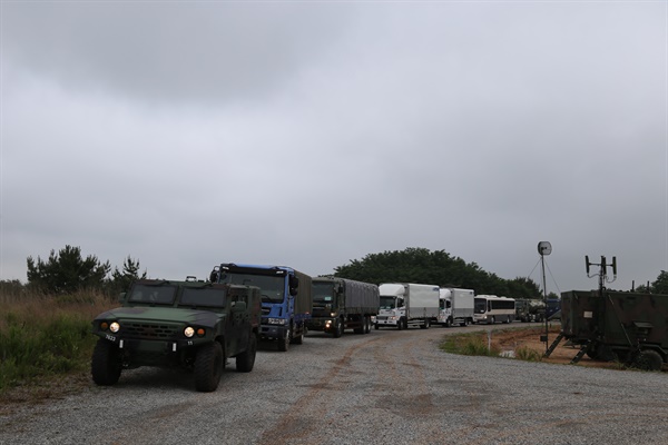 육군 제3군수지원여단 장병들이 전투부대에 필요한 물자들을 추진보급하기 위해 준비하고 있다.