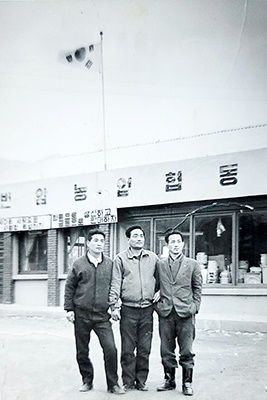 젊은시절 번암농협앞에서 친구들과 사진을 찍은 장재식(사진 오른쪽) 어르신.
