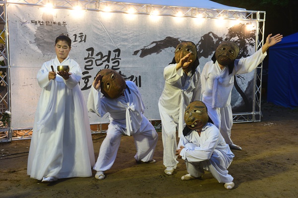  마당극패 우금치는 ‘나의 살던 고향’이란 제목의 탈극을 공연했다.