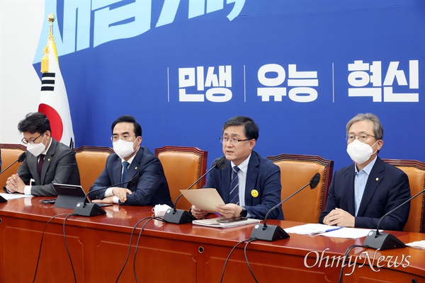 더불어민주당 김성환 정책위의장이 28일 오전 국회에서 열린 원내대책회의에서 발언하고 있다.