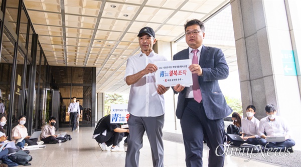 서해상에서 북한군에 피격된 해양수산부 공무원 고 이대준씨의 형 이래진씨와 법률대리인 김기윤 변호사가 28일 오전 서초구 서울중앙지검 앞에서 윤성현 남해해경청장과 사건 당시 청와대 민정수석실 행정관 등 4명을 공무집행 방해와 직권남용, 허위공문서작성 등의 혐의로 고발장을 제출하고 있다.