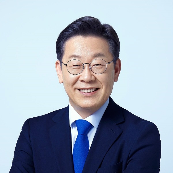 이재명 국회의원이 1호 법안으로 공공기관 민영화 시 국회 동의를 받도록 하는 것을 골자로 한 '공공기관의 운영에 관한 법률 일부개정법률안'을 대표발의했다.