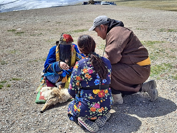 일행의 몽골여행 가이드 저리거씨가 부리야트 샤먼에게 점괘를 묻고 앞에 앉은 조수가 몽골어로 통역해줬다.   