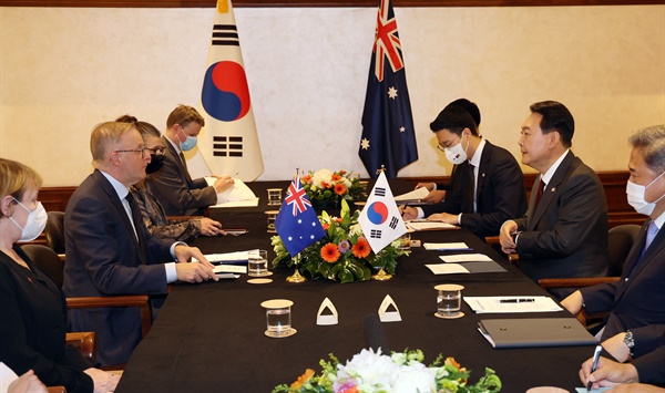 북대서양조약기구(NATO·나토) 정상회의 참석을 위해 스페인을 방문 중인 윤석열 대통령이 28일(현지시간) 마드리드 시내 한 호텔에서 열린 한·호주 정상회담에서 발언을 하고 있다. 2022.6.28