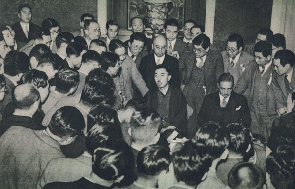 일본방송협회 총재였던 고노에 총리(가운데)는 미디어를 이용해 일본의 정국을 휘어잡을 수 있으리라 기대했다. 이를 위해 그는 나치 독일의 선전선동을 참고하였다고 전해진다.