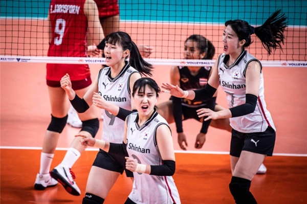 2022 국제배구연맹 발리볼네이션스리그(VNL)에서 태국과 경기하는 한국 여자배구 대표팀