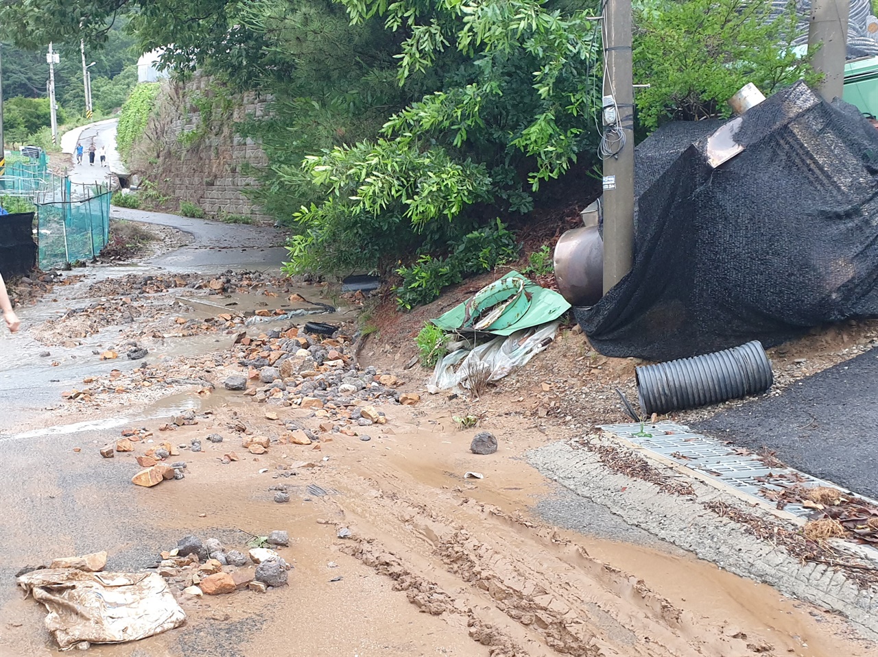도로에 토사가 유출되는 등 서산지역에 비 피해가 잇따르고 있다.