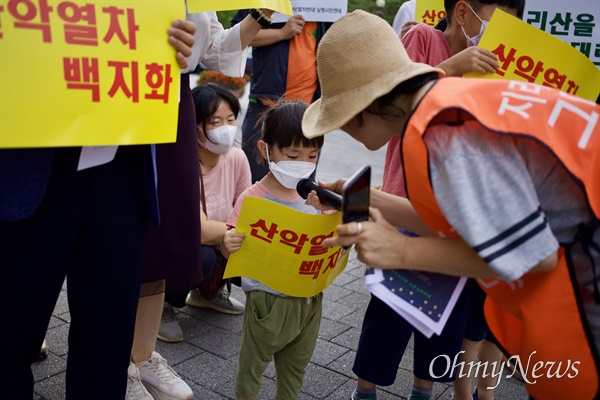  6월 29일 저녁 남원시청 앞에서 열린 '지리산 산악열차 반대 촛불시위'.