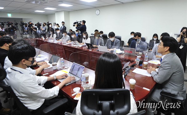 박용진 더불어민주당 의원이 30일 오전 서울 여의도 국회 의원회관에서 당 대표 출마 기자회견을 하고 있다. 