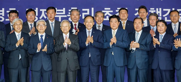  추경호 경제부총리가 지난 6월 28일 마포구 경총에서 손경식 회장 등 간담회 참석자들과 기념촬영을 하고 있다. 