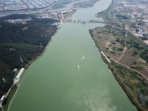 강정고령보의 심각한 녹조. 강 전체가 녹색이다. 녹조가 심하다. 2018년의 기록을 경신할 것만 같다.