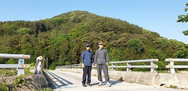 장권호 선생이 숲가꾸기를 하는 전남 담양군 무정면의 숲 계간 '우리교육'이 '학교밖 교사' 취재를 위하여 광주를 찾은 김민곤 기획, 편집위원과 기념 사진을 찍었다. 왼쪽이 장권호 선생이다.