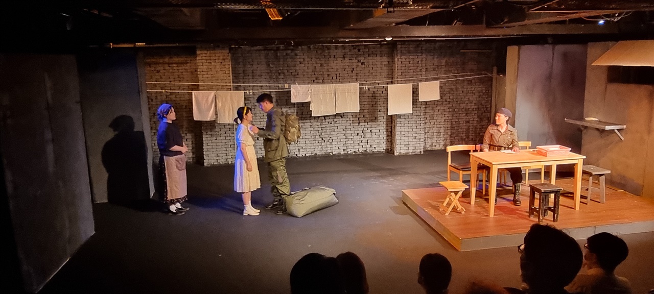 반전연극의 한 장면 전쟁을 경험하지 못했던 배우들이 전쟁 이야기를 술술 풀어내고 있는 광경이다.