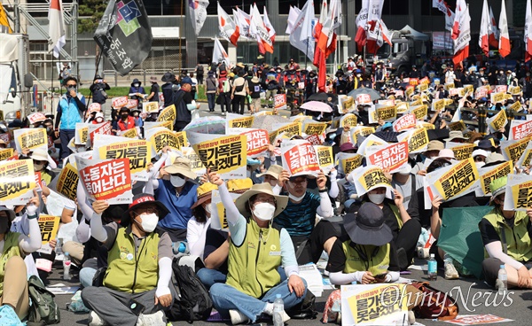 민주노총 조합원들이 2일 오후 서울 중구 서울광장 앞에서 7·2 전국노동자대회를 열어 윤석열 정부의 반노동 친재벌, 민영화 정책을 규탄하고 있다.