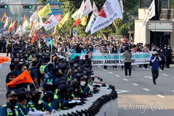 7·2 전국노동자대회에 참가한 민주노총 조합원들이 2일 오후 서울 용산구 대통령실 인근 앞에 모여 윤석열 정부의 반노동 친재벌, 민영화 정책을 규탄하고 있다.