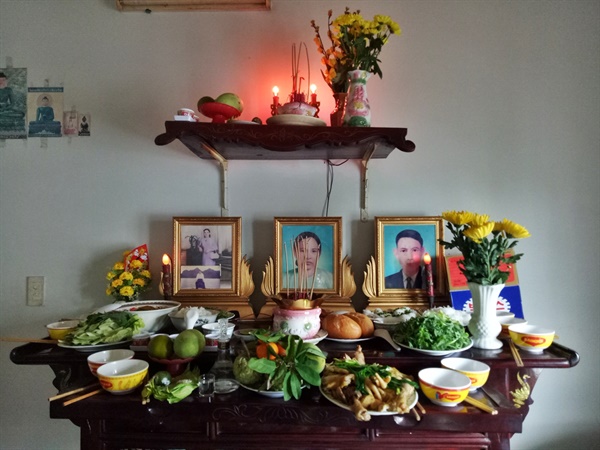 퐁니·퐁녓 학살 희생자 기일(2019년 2월), 응우옌득상의 집 2층에 마련된 희생자 제단. 가운데 사진은 사건 당시 34살의 나이로 목숨을 잃은 그의 어머니 판티찌.