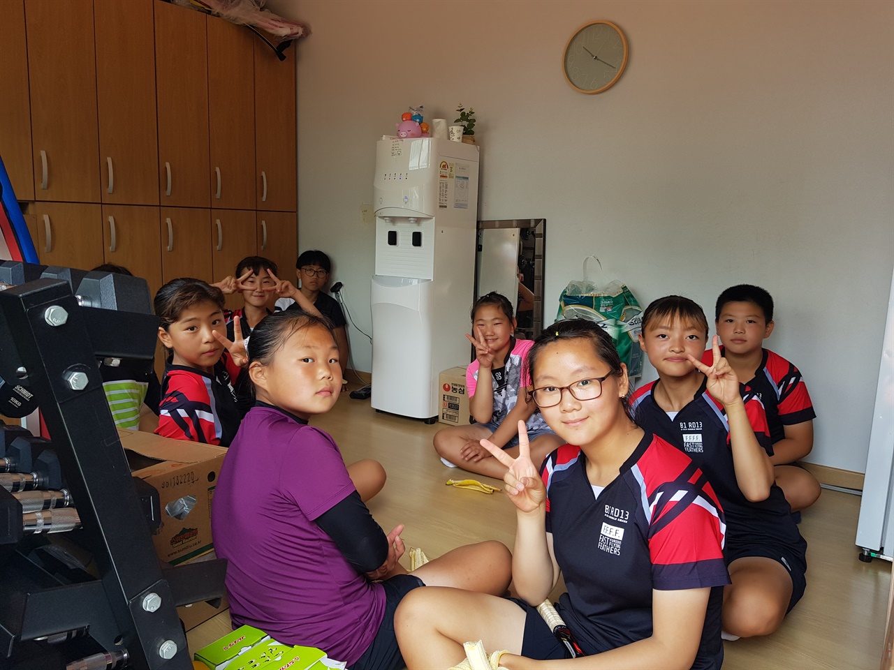 순창초등학교 소프트테니스 선수단 학생들이 쉬는 시간에 간식을 먹으며 휴식을 취하고 있다.