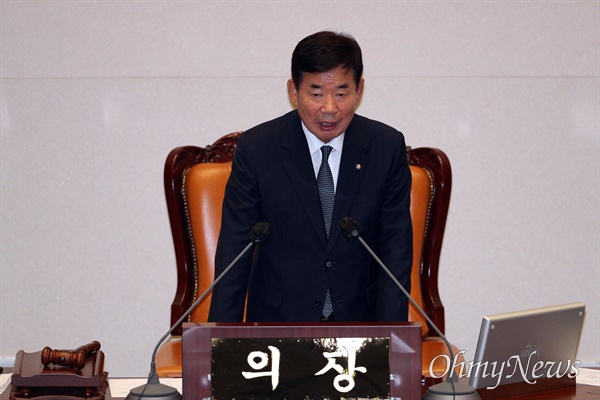 4일 오후 국회에서 열린 본회의에서 하반기 국회의장으로 선출된 더불어민주당 김진표 의원이 의장석에 올라 의사일정을 진행하고 있다.