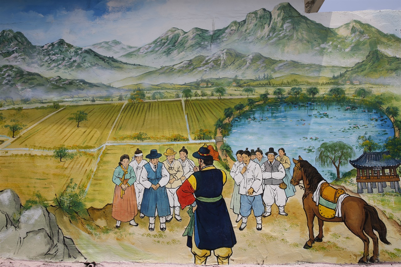 나주목사 임구령의 이야기를 그린 벽화. 모정마을의 벽화에는 마을의 내역과 역사가 담겨 있다.