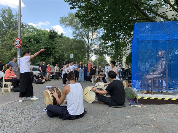  주옥순 대표 등 극우성향 인사들이 현장에 왔다가 돌아간 뒤, 평화의 소녀상 앞에서 한국식 사물놀이 공연을 하고 있는 모습.