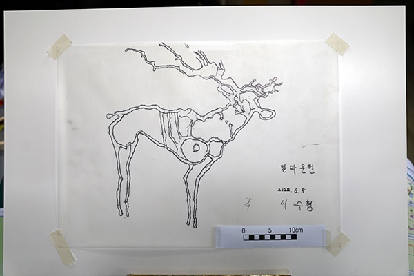 고조선유적답사단에 참가한 일행이 암각화 탁본을 위해 그린 그림 중 가장 우수한 작품으로 선정된 이수형씨의 사슴그림 