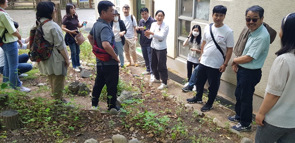 참가자들이 전문산림치유지도사와 함께 자연에 서식하는 식물들의 이름 알기 및 맛과 향기를 체험하는 프로그램이 진행되고 있다.