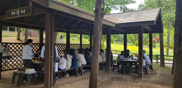  마중터에서는 전문산림치유지도사가 참여자들에게 건강 차(비트 차) 요법에 대하여 설명하고 있다.