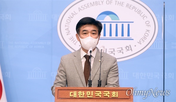 김병욱 더불어민주당 의원이 지난해 10월 20일 서울 여의도 국회 소통관에서 기자회견 중인 모습.