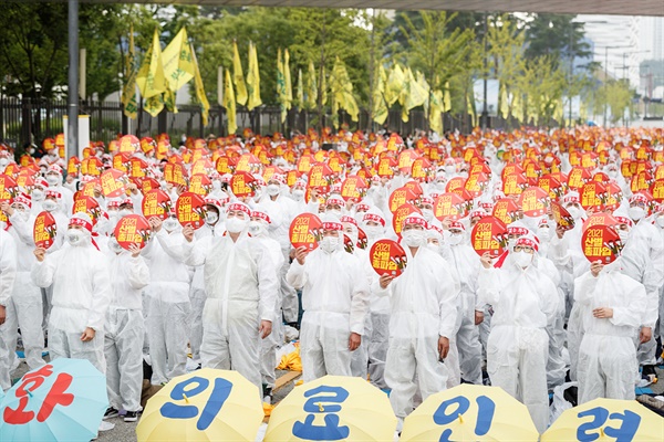 보건의료노조가 지난해 6월 복지부 앞에서 진행한 산별총파업 선포대회