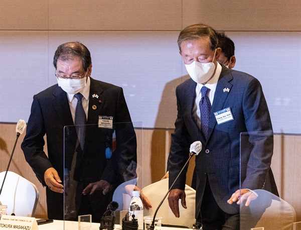 허창수 전국경제인연합 회장(오른쪽)과 도쿠라 마사카즈 게이단렌 회장이 4일 오전 서울 여의도 전경련 회관에서 열린 제29회 한일재계회의에 입장해 자리에 앉고 있다.