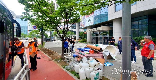 7월 6일 노사 합의에 따라 금속노조 한국산연지회 조합원들이 산켄전기 영업소가 있는 서울 마곡동 건와빌딩 앞에서 농성장을 정리하고 있다.