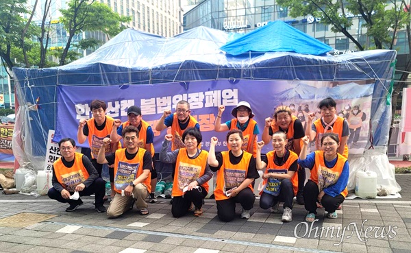 '폐업 철회'를 내걸고 724일간 투쟁을 벌인 금속노조 한국산연지회 조합원들.