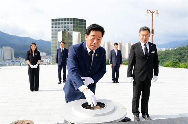 김진부 경남도의회 의장, 3.15민주묘지 참배.