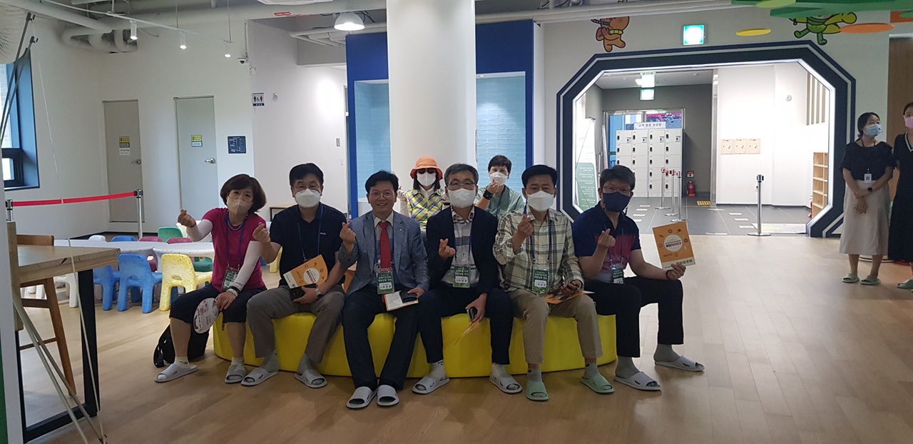 한국중등교장협의회 교장단 180여 명이 전북 순창을 찾아 지도자 연수를 실시했다. 왼쪽에서 3번째가 사진촹영을 위해 잠시 마스크를 벗은 최정용 회장.