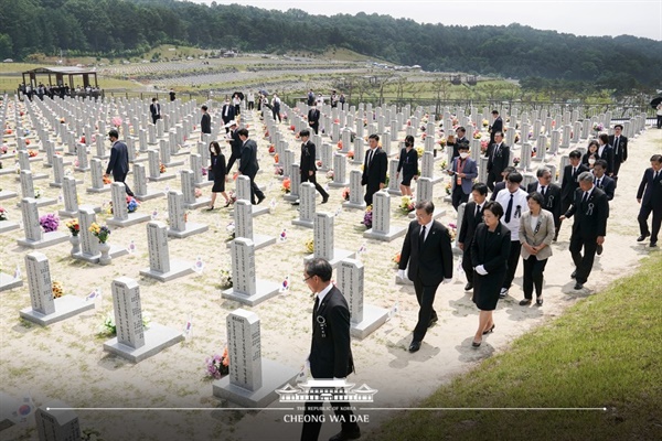 2020년 6월 6일, 현충일 추념식이 끝나고 고 김필달 대령의 묘를 참배하기 위해 문재인 대통령이 장병4묘역으로 이동하고 있다. 