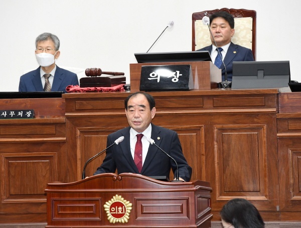 7월 7일 제8대 의회 전반기를 이끌 울산광역시의회 의장에 만장일치로 선출된 김기환 의장이 인사말을 하고 있다