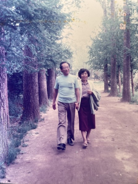 할머니의 젊은 시절, 남편과 함께 손잡고 나들이가던 날