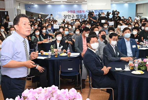 이재준 수원특례시장이 7일 수원시 장안구청에서 열린 '시민이 꿈꾸는 수원이야기(열린 대화)'에서 발언하고 있다.