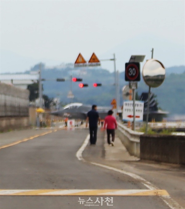  사천에 본사를 둔 한국항공우주산업(주)(이하 KAI)이 체계개발 중인 한국형 전투기 보라매(KF-21)가 주행 시험에 착수했다. KF-21은 7월 하순께 비행시험을 앞두고 있다. 사진은 이동 중인 KF-21.