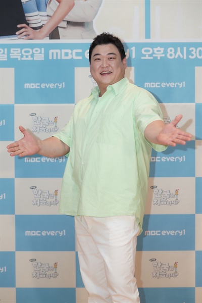  7일 오후 펼쳐진 MBC에브리원 <어서와~ 한국은 처음이지?> 기자간담회에서 김준현이 카메라를 향해 포즈를 취하고 있다.