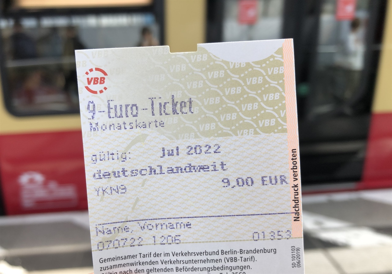 독일 9유로 티켓. 월 9유로 티켓 한 장으로 독일 전역의 대중교통을 이용할 수 있다.