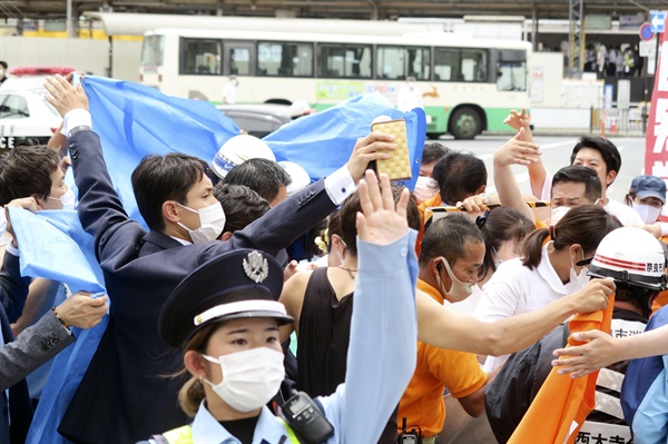 아베 신조 전 일본 총리가 8일 일본 나라현 나라시에서 선거유세를 하던 중 총격을 받고 쓰러지는 사건이 발생했다. 