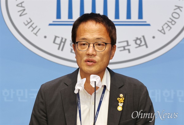 더불어민주당 박주민 의원이 8일 서울 여의도 국회 소통관에서 기자회견을 열고 당 대표 선거 출마를 선언하고 있다.  