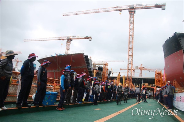 김재연 진보당 대표가 8일 대우조선해양 옥포조선소 1도크 건조 중인 선박에서 농성자들을 만났다.