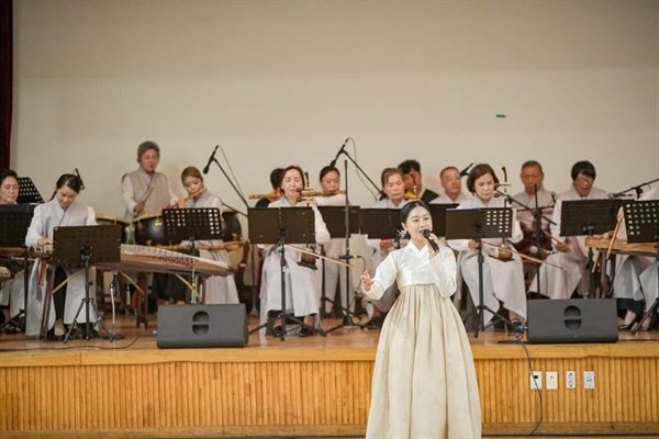 홍주국악관현악단은 지난 5월 정기연주회를 시작으로 6월에는 관내 중학교를 찾아, '찾아가는 교과서 음악회'를 열었다. 특히, 국악관현악단은 교과서에 수록된 음악을 설명과 함께 국악으로 연주해 학생들에게 큰 호응을 얻었다.