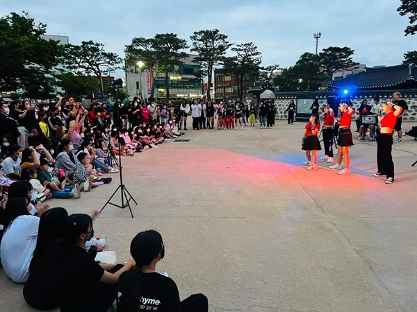 지난달에는 지역 청소년 동아리가 홍주읍성에서 댄스 버스킹을 선사하는 등 사회적거리두기 해제 후 다양한 공연들이 이어지면서 일상을 회복하고 있다.