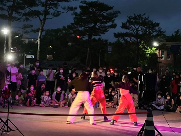 지난달에는 지역 청소년 동아리가 홍주읍성에서 댄스 버스킹을 선사하는 등 사회적거리두기 해제 후 다양한 공연들이 이어지면서 일상을 회복하고 있다.