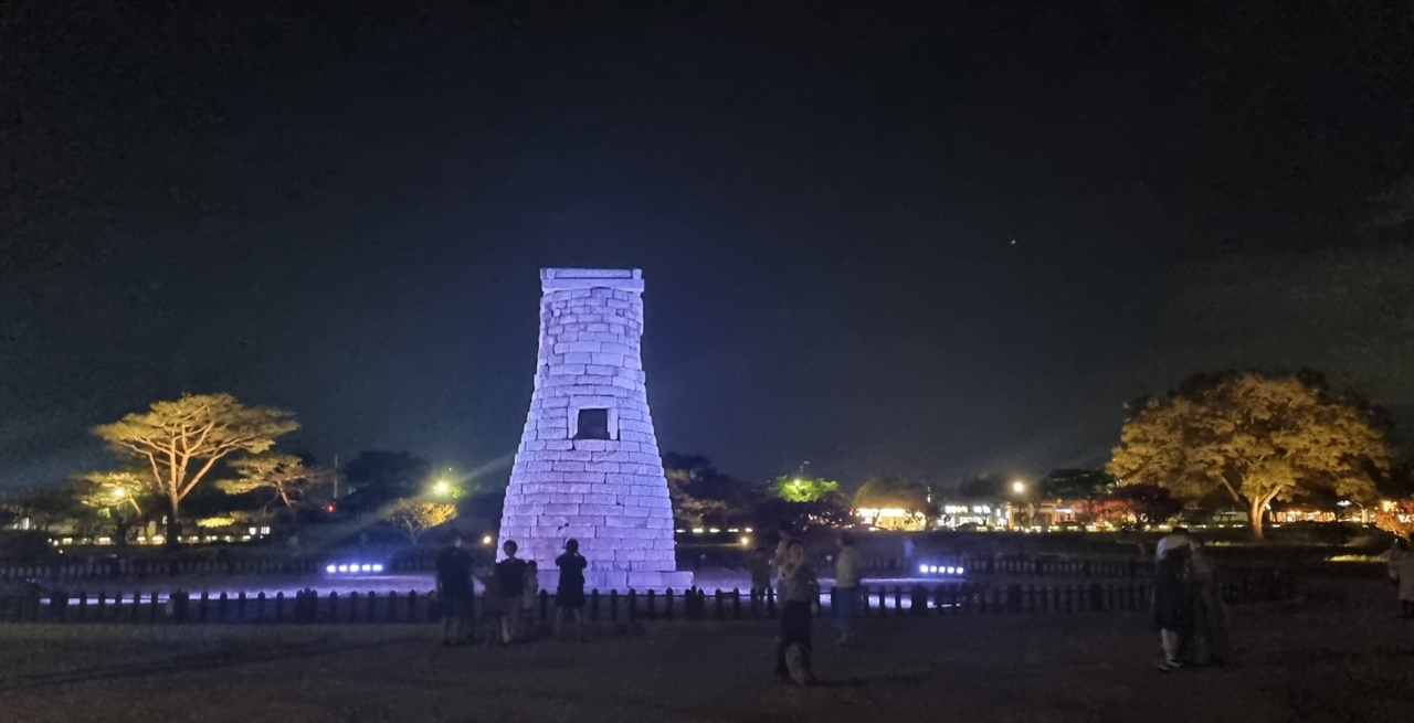 첨성대 경주를 상징하는 아이콘 중 하나인 첨성대는 천문관측기구라는 설이 가장 유력하지만 정확한 용도를 알 수 없다.