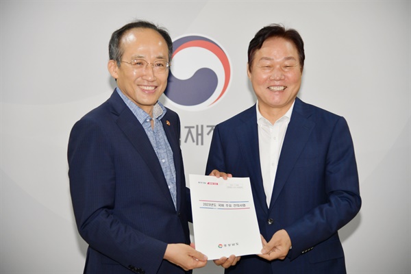 박완수 경남도지사가 9일 정부서울청사에서 추경호 경제부총리 겸 기획재정부 장관을 만났다.