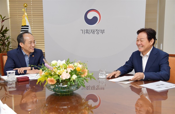 박완수 경남도지사가 9일 정부서울청사에서 추경호 경제부총리 겸 기획재정부 장관을 만났다.